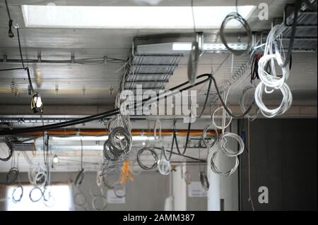 Cérémonie de remise en forme sur le site de construction du nouveau gymnase München-Nord à l'angle de Knorrstraße/Rathenaustraße. L'école de grammaire, une « école de sport d'élite », doit être achevée au début de l'année scolaire 2016. Dans les câbles d'image suspendus du plafond. [traduction automatique] Banque D'Images