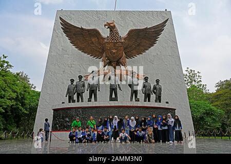 jakarta, indonésie - 2019.12.20: les gens devant le monument pancasila sakti. statues des six généraux et kapren pierre tendan assassinés pendant Banque D'Images