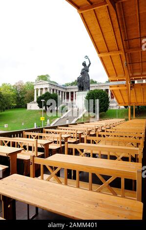 Construction de la nouvelle tente de tir pour l'Oktoberfest de Munich. Sur la photo le balcon élargi avec vue sur la Bavière. [traduction automatique] Banque D'Images