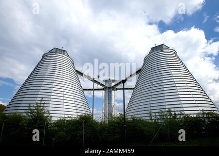 Les tours de digestion de l'usine de traitement des eaux usées de Gut Großlappen à Munich. [traduction automatique] Banque D'Images