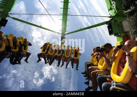 Les représentants des médias testent la Konga-XXL Mega-Swing sur la Theresienwiese à Munich. Lors de la visite traditionnelle de presse du parc de l'Oktoberfest, les nouveaux manèges et attractions sont présentés à l'avance. [traduction automatique] Banque D'Images