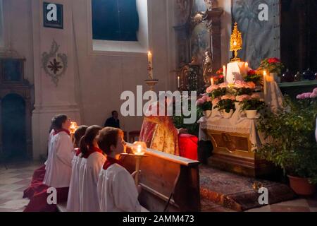 Célébration de la résurrection le dimanche de Pâques à la tombe Herrengrave ou aussi Sainte tombe dans l'église du monastère de l'ancien choeur Augustinien monastère Höglwörth à la Höglwörther See dans le Rupertiwinkel, Berchtesgadener Land, Bavière - cette représentation de la tombe de Jésus remonte à la période baroque et est ainsi l'une des plus grandes de la région bavaroise [traduction automatique] Banque D'Images