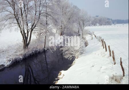 Hiver sur le sur, une petite rivière dans le Rupertiwinkel, vu entre Offenwang et Schönram [traduction automatique] Banque D'Images