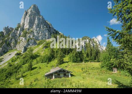 Cabane alpine au pied de la Hörndlwand à Ruhpolding à Chiemgau, Haute-Bavière [traduction automatique] Banque D'Images