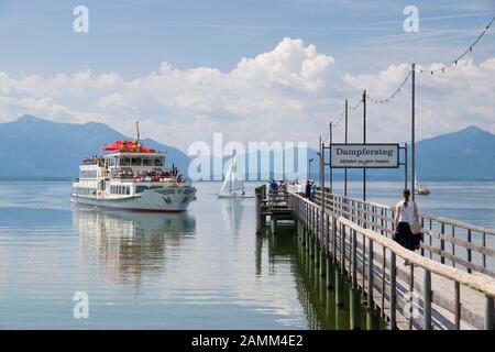 Excursion en bateau sur le Chiemsee à l'atterrissage à Seebruck - Dampfersteg [traduction automatique] Banque D'Images