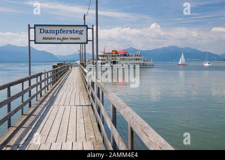 Excursion en bateau sur le Chiemsee à l'atterrissage à Seebruck - Dampfersteg [traduction automatique] Banque D'Images