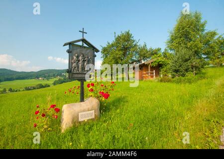 Buisson de rose fleuri à la gare de la croix sur le chemin d'Ulrichshögl, communauté Ainring, Berchtesgadener Land, Haute-Bavière [traduction automatique] Banque D'Images