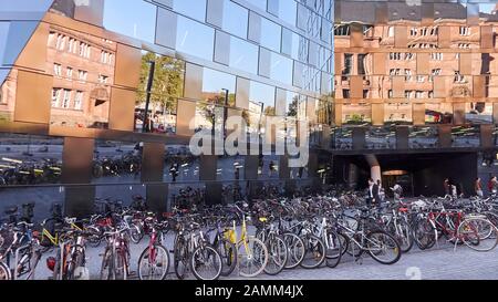 Douze ans après le début de la planification et après presque sept ans de démolition et de construction - la nouvelle bibliothèque universitaire (UB), conçue par l'architecte Heinrich Degelo, a été ouverte en juillet 2015, 02.10.2015, [traduction automatique] Banque D'Images