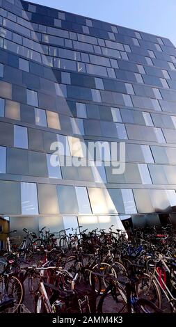 Douze ans après le début de la planification et après presque sept ans de démolition et de construction - la nouvelle bibliothèque universitaire (UB), conçue par l'architecte Heinrich Degelo, a été ouverte en juillet 2015, avec le parking pour vélos au premier plan, 02.10.2015, [traduction automatique] Banque D'Images