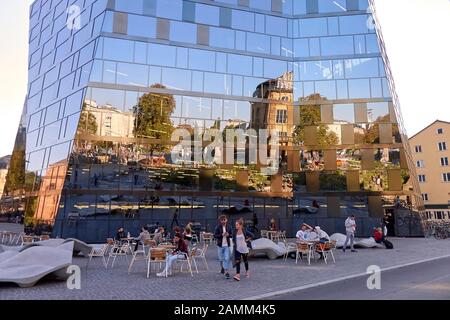 Douze ans après le début de la planification et après presque sept ans de démolition et de construction - la nouvelle bibliothèque universitaire (UB), conçue par l'architecte Heinrich Degelo, a été ouverte en juillet 2015, café vor der Bibliothek, 02.10.2015, [traduction automatique] Banque D'Images