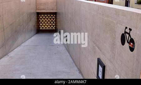 Douze ans après le début de la planification et après près de sept ans de démolition et de construction - la nouvelle bibliothèque universitaire (UB), conçue par l'architecte Heinrich Degelo, a été ouverte en juillet 2015, ici le garage souterrain pour vélos,02.10.2015, [traduction automatique] Banque D'Images