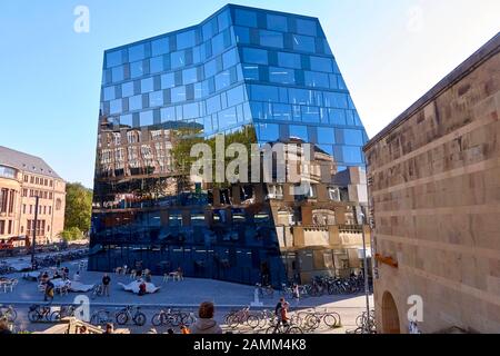 Douze ans après le début de la planification et après presque sept ans de démolition et de construction - la nouvelle bibliothèque universitaire (UB), conçue par l'architecte Heinrich Degelo, a été ouverte en juillet 2015, café vor der Bibliothek, 02.10.2015, [traduction automatique] Banque D'Images