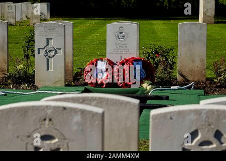 Service commémoratif de la Royal Air Force pour le pilote écossais George Smith, qui s'est écrasé avec son Lancaster JB221 à South Hesse en 1943 pendant la seconde Guerre mondiale Après les funérailles dans l'église de Saint-Ägidius à Gmund, l'enterrement au cimetière militaire britannique Dürnbach suit. [traduction automatique] Banque D'Images