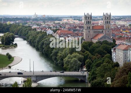 Vue sur la rivière Isar en amont en direction du sud-ouest depuis la tour du Deutsches Museum: À gauche de Weideninsel, à droite de l'église St Maximilian et en premier plan le Reichenbachbrücke. [traduction automatique] Banque D'Images