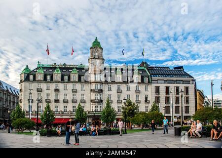 Oslo, Norvège-1er août 2013 : Parlement Stortinget construisant Oslo Norvège avec de beaux nuages de lumière. Les gens se reposent sur la place devant la Pa Banque D'Images