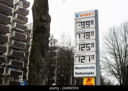 Le tableau des prix de la station-service à la V-Markt à Balanstraße montre un bas prix de 99 c pour un litre de diesel. [traduction automatique] Banque D'Images