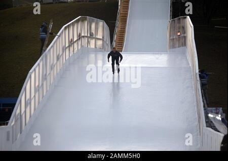 La construction de la patinoire pour le Red Bull A Écrasé le concours de glace dans le parc olympique de Munich. L'image montre un patineur de test à la patinoire. [traduction automatique] Banque D'Images