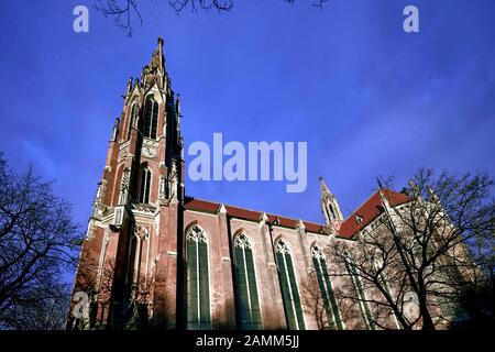 Église néo-gothique Heilig-Kreuz rénovée à Giesing / vue extérieure / extérieure. [traduction automatique] Banque D'Images