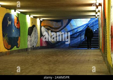 Sous la direction de l'artiste graffiti Mathias Köhler ('Loomit'), les étudiants du Rudolf Diesel Realschule de Neuhausen ont embelli le passage piéton et cycliste sur Landshuter Allee (à Volkartstrasse). [traduction automatique] Banque D'Images