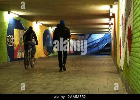 Sous la direction de l'artiste graffiti Mathias Köhler ('Loomit'), les étudiants du Rudolf-Diesel-Realschule de Neuhausen ont embelli le passage piéton et cycliste sur Landshuter Allee (à Volkartstraße). [traduction automatique] Banque D'Images