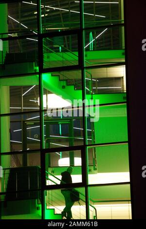 Escalier éclairé dans le bâtiment du Parkring 37 de la Faculté de génie mécanique de la tu Munich sur le campus d'affaires de Garching-Hochbrück. [traduction automatique] Banque D'Images