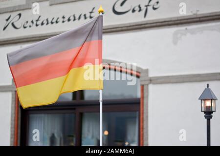 Un drapeau allemand agitant devant le café Loreleyblick à Sankt Goar, dans la Haute vallée du Rhin moyen. [traduction automatique] Banque D'Images