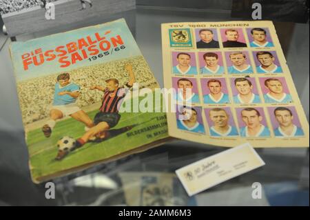 Avec l'exposition anniversaire 'Sixty. 50 ans. Champion allemand dans l'économie du stade dans le stade Grünwald, les Lions de Munich célèbrent le 50ème anniversaire (28 mai) de la victoire du championnat allemand de football en 1966. Quatre vitrines présentent des souvenirs historiques (dans les anciennes photos de collection) et une copie du bol de championnat. [traduction automatique] Banque D'Images