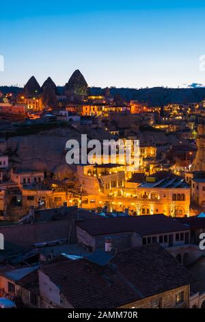Ancienne ville de Göreme voir après le crépuscule, la Cappadoce en Anatolie centrale, Turquie Banque D'Images