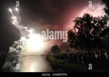 Feux d'artifice au-dessus du lac olympique au rêve de la nuit de mi-été de Munich dans le parc olympique. [traduction automatique] Banque D'Images