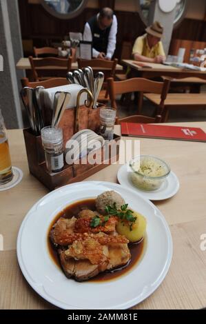 Rôti de porc dans le restaurant bavarois traditionnel « Donnisl » à la Weinstraße 1 sur la Marienplatz de Munich. [traduction automatique] Banque D'Images