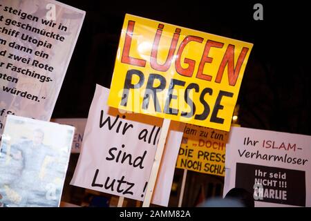 Manifestation de l'anti-réfugié et anti-islamique Pegida offenshoot Bagida (Bavière contre l'islamisation de l'Occident) à la place Goetheplatz de Munich. [traduction automatique] Banque D'Images