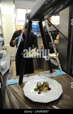 Les employés du traiteur de luxe 'ahlmann Catering' ont accueilli les invités du fabricant suisse de montres de luxe Patek Philippe lors d'une réception à la manufacture de porcelaine de Nymphenburg. Dans la photo derniers préparatifs dans la cuisine. [traduction automatique] Banque D'Images