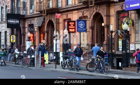 Les gens qui marchent devant les restaurants et les restaurants de East 53ème St btwn Third et Lexington Aves à Midtown Manhattan à New York, NY (11 janvier 2020) Banque D'Images