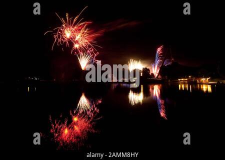 Feux d'artifice au lac olympique au rêve de la nuit mi-été de Munich dans le parc olympique. [traduction automatique] Banque D'Images