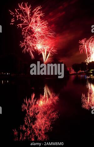 Feux d'artifice au lac olympique au rêve de la nuit mi-été de Munich dans le parc olympique. [traduction automatique] Banque D'Images