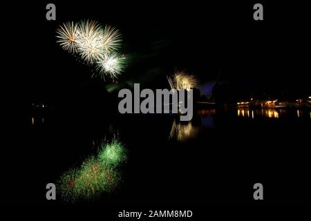 Feux d'artifice au lac olympique au rêve de la nuit mi-été de Munich dans le parc olympique. [traduction automatique] Banque D'Images