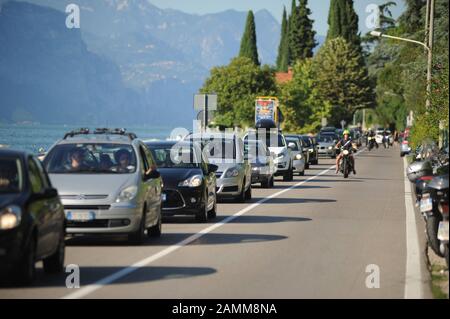 Embouteillage sur la route côtière Gardesana occidentaleeder, sur le côté ouest du lac de Garde, de Riva del Garda au nord à Desenzano au sud. [traduction automatique] Banque D'Images