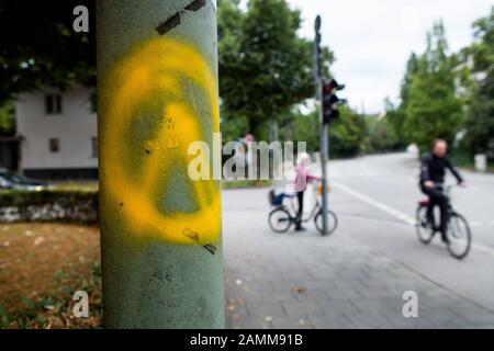 Lantern a osé avec le logo Lambda de l'IB à l'intersection de Potsdamer Strasse/Germaniastrasse à Munich-Schwabing. [traduction automatique] Banque D'Images