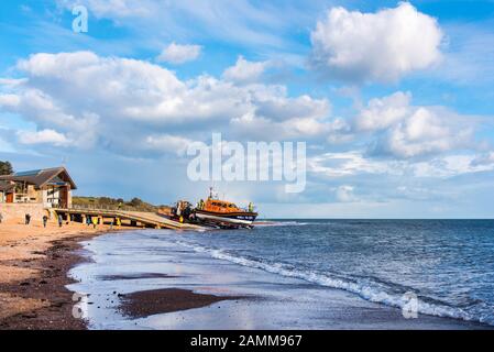 Exmouth, DEVON, Royaume-Uni - 3APR2019 : RNLB R & J Welburn, un bateau de sauvetage de classe Shannon, en train d'être abaissé par la cale en tracteur, pendant un exercice régulier. Banque D'Images