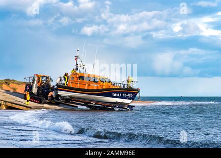 Exmouth, DEVON, Royaume-Uni - 3APR2019 : RNLB R & J Welburn, un bateau de sauvetage de classe Shannon, en train d'être abaissé par la cale en tracteur, pendant un exercice régulier. Banque D'Images