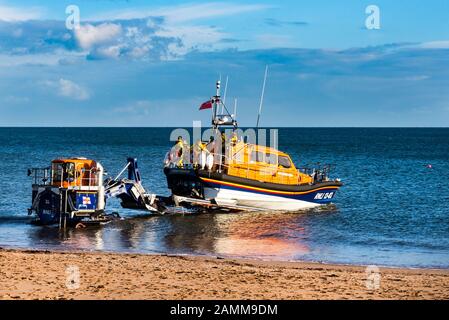 Exmouth, DEVON, Royaume-Uni - 3APR2019 : RNLB R & J Welburn, un bateau de sauvetage de classe Shannon, lancé à partir d'Exmouth Beach lors d'un exercice régulier. Banque D'Images