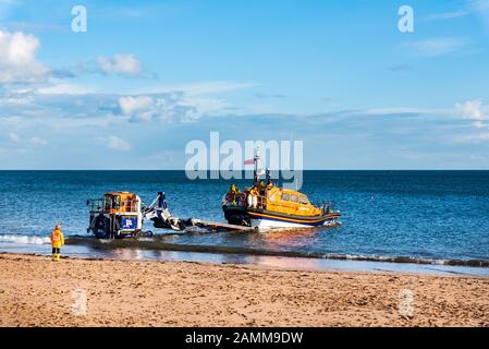 Exmouth, DEVON, Royaume-Uni - 3APR2019 : RNLB R & J Welburn, un bateau de sauvetage de classe Shannon, lancé à partir d'Exmouth Beach lors d'un exercice régulier. Banque D'Images