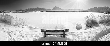 Paysage panoramique en Bavière en hiver à Hopfensee à Allgäu [traduction automatique] Banque D'Images