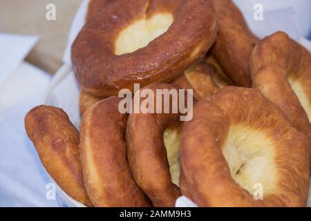 Marché hebdomadaire dans La Colère sur le village squareKrapfen - Schmalzgebackenes [traduction automatique] Banque D'Images