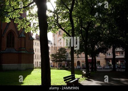 La Johannisplatz à Haidhausen, sur la gauche de l'église St Johann Baptist. [traduction automatique] Banque D'Images