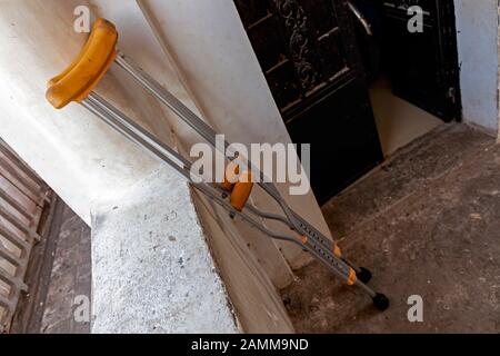 Béquilles en aluminium reste à l'extérieur de la maison d'un propriétaire qui fournit des logements pour des charognards appauvris à Kampong Cham, au Cambodge. Banque D'Images