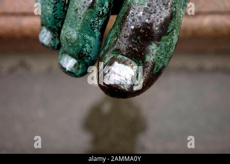 Pied de la statue de bronze du roi Maximilian II dans la Maximilianstraße de Munich. [traduction automatique] Banque D'Images