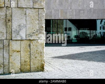 La synagogue Ohel-Jakob (l.) et le musée juif de la place Saint-Jakob La façade en verre reflète le musée de la ville de Munich. [traduction automatique] Banque D'Images