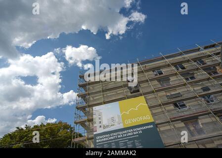 Chantier de construction d'un complexe résidentiel sur Gertrud-Grunow-Straße dans le quartier de Gewofag Domagkpark. Le projet de construction de logements fait partie du programme municipal « logement pour Tous » avec lequel la ville a l'intention de construire jusqu'à 3 000 appartements de location subventionnés supplémentaires dans les prochaines années. [traduction automatique] Banque D'Images