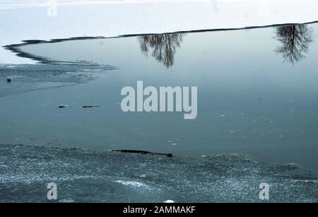 Couche dangereusement mince de glace sur le lac de baignade Eichenauer. [traduction automatique] Banque D'Images